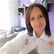 Profesora de español imparte clases a niños de edad preescolar y primaria